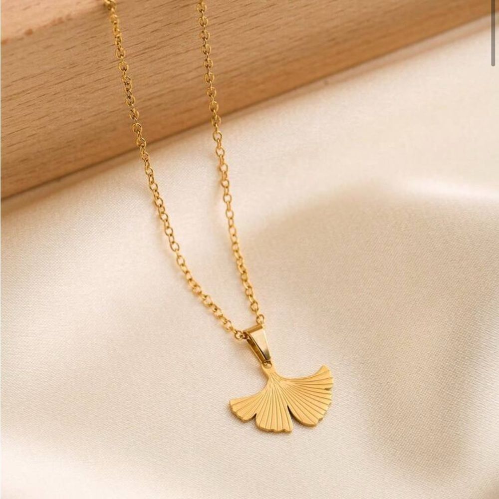 Elegant Gold Pendant NecklaceQ433